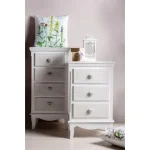 Predalnik CLORINE 4 v rustičnem slogu vas bo navdušil. Predalnik ima 4 predale. Dobavljiv je v beli barvi z dodanim motivom cvetic. Materijal: - MDF