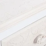 Predalnik CLORINE 4 v rustičnem slogu vas bo navdušil. Predalnik ima 4 predale. Dobavljiv je v beli barvi z dodanim motivom cvetic. Materijal: - MDF