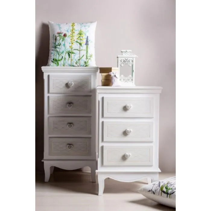 Predalnik CLORINE 4 v rustičnem slogu vas bo navdušil. Predalnik ima 4 predale. Dobavljiv je v beli barvi z dodanim motivom cvetic. Materijal: - MDF