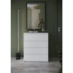 Predalnik EDI 2 . Predalnik EDI 2 je predalnik bele barve s štirimi predali. Odlično se poda v vsak prostor, saj ima moderne linije in brezčasen elegaten