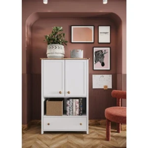 Predalnik s polico MOLLY . Predalnik s polico MOLLY ima dvojna vrata, odprto polico ter predal. Je eleganten ter visok predalnik, ki je lahko dostopen za vse