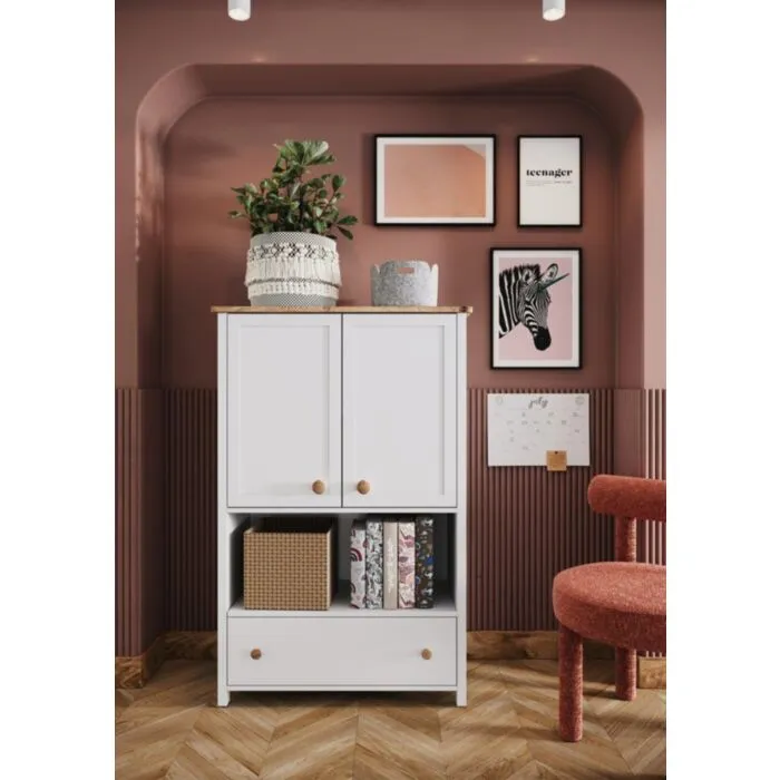 Predalnik s polico MOLLY . Predalnik s polico MOLLY ima dvojna vrata, odprto polico ter predal. Je eleganten ter visok predalnik, ki je lahko dostopen za vse