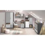 Predalnik SIVKO . Predalnik SIVKO ima tri predale in vdolbino. Je prostorna in praktična komoda v sodobnem slogu. JE v kombinaciji treh barv - Svetlo siva,