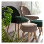 Pručka ADELINE taupe . Tabure ADELINE taupe ima okvir iz borovega lesa in MDF-ja, prevleka je iz poliestra z žametnim učinkom. Material: - Les - Poliester