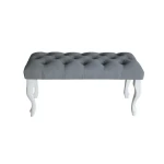 Pručka ADRIA 2 . Klop ADRIA v sivi barvi. Ogrodje in nogice so lesene, pobarvane v beli barvi, prevleka pa je iz blaga. Dimenzije: širina: 90 cm globina: 40