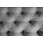 Pručka ADRIA 2 . Klop ADRIA v sivi barvi. Ogrodje in nogice so lesene, pobarvane v beli barvi, prevleka pa je iz blaga. Dimenzije: širina: 90 cm globina: 40