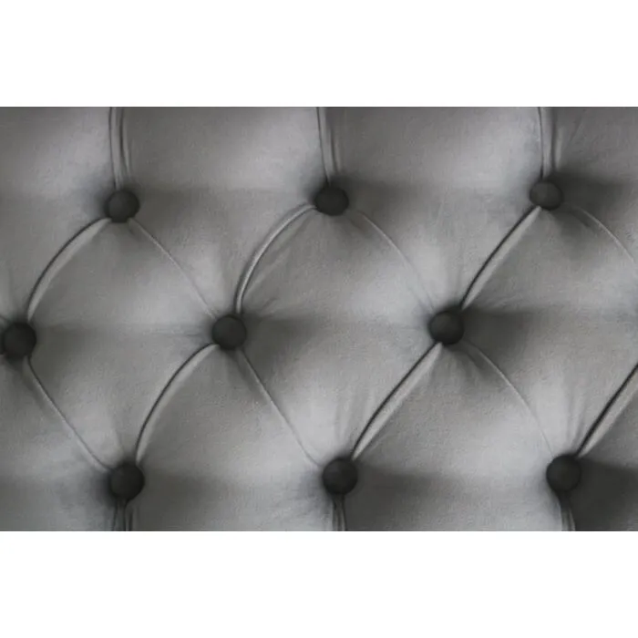 Pručka ADRIA 2 Pručka ADRIA 2 . Klop ADRIA v sivi barvi. Ogrodje in nogice so lesene, pobarvane v beli barvi, prevleka pa je iz blaga. Dimenzije: širina: 90 cm globina: 40