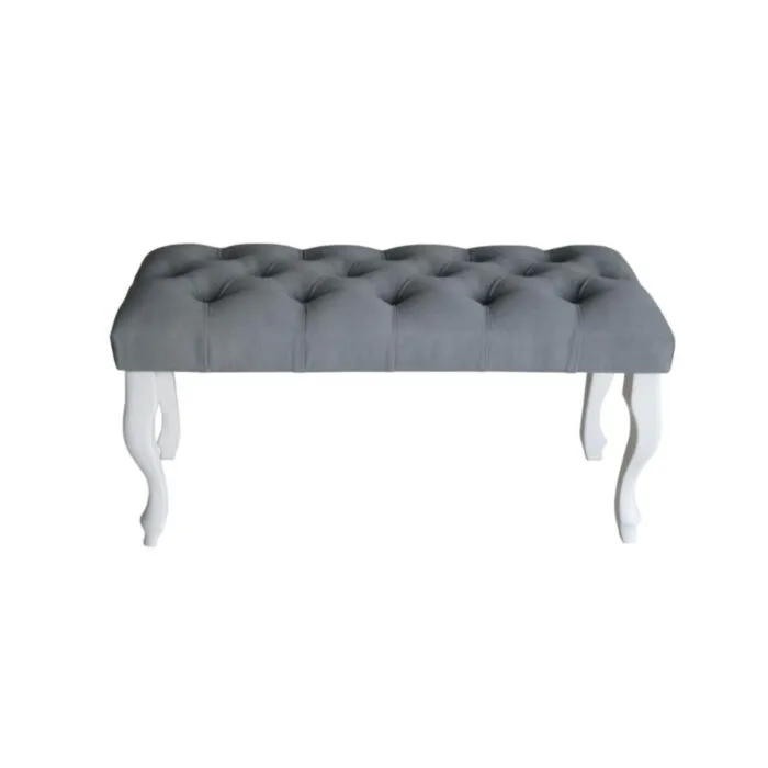 Pručka ADRIA 2 Pručka ADRIA 2 . Klop ADRIA v sivi barvi. Ogrodje in nogice so lesene, pobarvane v beli barvi, prevleka pa je iz blaga. Dimenzije: širina: 90 cm globina: 40