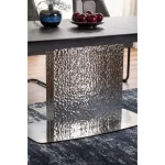 Raztegljiva jedilna miza ASH, je eleganten kos pohištva. Mizna plošča je narejena iz kaljenega stekla in italijanske keramike v črni mat barvi. Podnožje