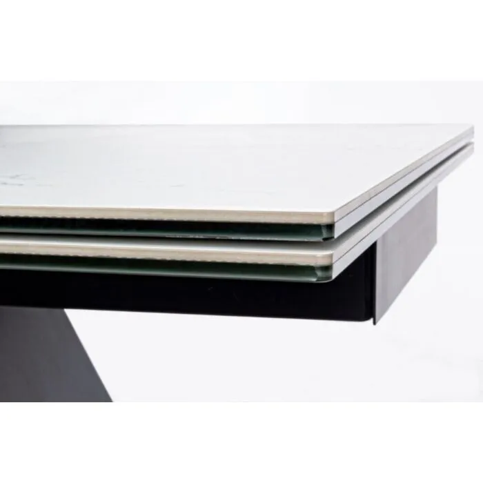 Raztegljiva jedilna miza BLAZAR črno-bela 160-240X90 Raztegljiva jedilna miza BLAZAR črno-bela 160-240X90 . Raztegljiva jedilna miza BLAZAR dobavljiva v črno-beli kombinaciji. Miza je modernega ter elegantnega