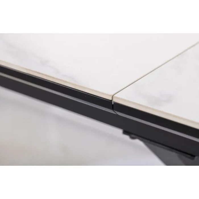 Raztegljiva jedilna miza LORBER - bela mat Raztegljiva jedilna miza LORBER - bela mat . Raztegljiva jedilna miza LORBER predstavlja praktičnost in sodobni pristop k ureditvi jedilnega prostora. Mizna