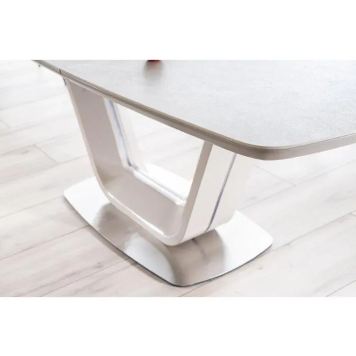 Raztegljiva jedilna miza MANI 4 Raztegljiva jedilna miza MANI 4 . Raztegljiva jedilna miza MANI 4 je dobavljiva v sivi mat barvi. Miza je modernega ter elegantnega dizajna, izdelana iz