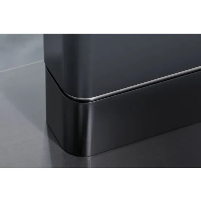 Raztegljiva jedilna miza PAL Raztegljiva jedilna miza PAL . Raztegljiva jedilna miza PAL je modernega dizajna. Mizna plošča je narejena iz MDF - ja in keramike v videzu marmorja v sivi