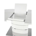 Raztegljiva jedilna miza PENI . Jedilna miza PENI se odlično poda v vsako jedilnico. Miza je modernega dizajna. Narejena je iz lakiranega MDF-ja bele barve