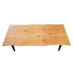 Raztegljiva jedilna miza RAS 150 2 . Raztegljiva jedilna miza RAS 150 ima moderno, rahlo valovito obliko robov mizne plošče. Barva hrasta bo vnesla svežino