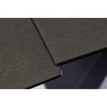 Raztegljiva jedilna miza SALVADOR 3 predstavlja praktičnost in sodobni pristop k ureditvi jedilnega prostora. Mizna plošča je narejena iz kaljenega