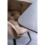 Raztegljiva jedilna miza SLADKO je narejena do podrobnosti natančno. Očarali vas bodo njeni prefinjeno narejeni vzorci ter stabilnost. Narejena je iz