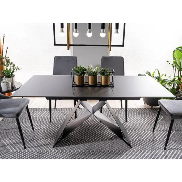 Raztegljiva jedilna miza TINE 1 Raztegljiva jedilna miza TINE 1 . Raztegljiva jedilna miza TINE 1, je moderna in elegantna. Dobavljiva v črni mat barvi, se bo podala v vsak prostor. Mizna