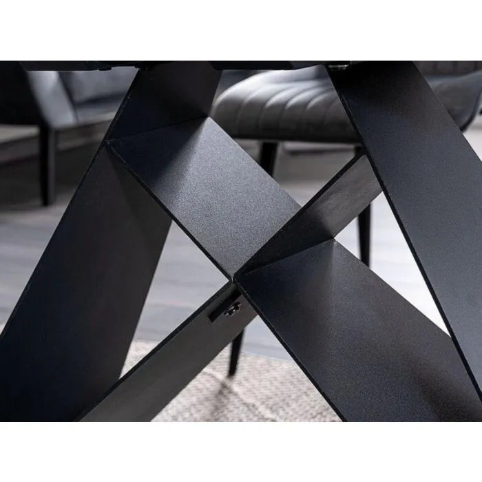 Raztegljiva jedilna miza TINE 1 Raztegljiva jedilna miza TINE 1 . Raztegljiva jedilna miza TINE 1, je moderna in elegantna. Dobavljiva v črni mat barvi, se bo podala v vsak prostor. Mizna