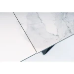 Raztegljiva jedilna miza TINE 3 . Raztegljiva jedilna miza TINE 3 je modernega dizajna. Dobavljiva v beli/črni mat barvi z učinkom marmorja. Mizna plošča