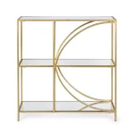 Regal 3P ELENOR, je eleganten kos pohištva, ki popestri vsak prostor. S svojo zlato kovinsko konstrukcijo in steklenimi policami, se prilega vsakemu kotičku