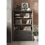 Regal FERGO . Regal FERGO je primeren za vsako dnevno sobo ili sobo za druženje. Ima eleganten izgled, ki dopolni vsak prostor. Ima dva predala ter 3 police.