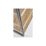 Regal MATEJ je eleganten in funkcionalen kos pohištva. Izdelan je iz MDF-ja in kovine, v sodobni kombinaciji zlate hrastove barve in črnih detajlov. Ta regal