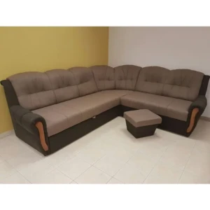 Sedežna garnitura NINA rjava . Sedežna garnitura NINA rjava je klasičnega dizajna, z lesenim dodatkom. Sedežna se raztegne v ležišče, pod dvosedom ima