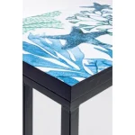 Set 2 klubskih mizic REEF K03 je eleganten set z očarljivim motivom na mizni plošči. Mizici imasta kovinski okvir in top iz MDF-ja. Mizici sta različne