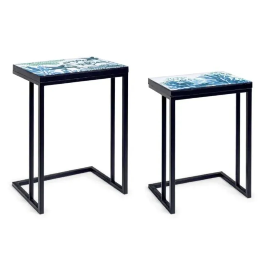 Set 2 klubske mize REEF K03 . Set 2 klubskih mizic REEF K03 je eleganten set z očarljivim motivom na mizni plošči. Mizici imasta kovinski okvir in top iz