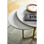 Set 2 klubskih mizic PHOENIX bela . Set 2 klubskih mizic PHOENIX bela vključuje dve klubski mizici narejeni iz jeklenega okvirja, ki imajo belo marmorno