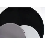 Set 3 klubskih mizic HELIOS vas bo navdušil s svojo preprosto eleganco in minimalističnim stilom. Tri barve, ki pridejo v kompletu, se lepo ujamejo z večino