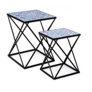 Set2 klubske mize NEAPOLIS K24 . Set 2 klubske mize NEAPOLIS K24 ima kovinski okvir in vrh iz MDF-ja s potiskanimi motivi. Mizice so različne velikosti. Imajo