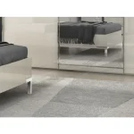 Spalnica KAVAL 2 . Kompletna spalnica KAVAL 2 bo poskrbela za vaš počitek in mir, obenem pa ima veliko prostora za shranjevanje oblačil v garderobni omari