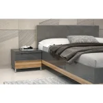 Kompletna spalnica KEVIN bo poskrbela za vaš počitek in mir, obenem pa ima veliko prostora za shranjevanje oblačil v garderobni omari za dve osebi. V