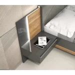 Kompletna spalnica KEVIN bo poskrbela za vaš počitek in mir, obenem pa ima veliko prostora za shranjevanje oblačil v garderobni omari za dve osebi. V