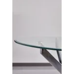 Steklena jedilna miza AIS . Steklena jedilna miza AIS je modernega dizajna. Narejena iz kakovostnih materialov. Ogrodje je narejeno iz kovine v krom barvi.