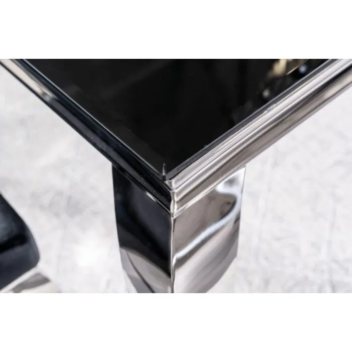 Steklena jedilna miza KRALJ Steklena jedilna miza KRALJ . Steklena jedilna miza KRALJ je primerna za vsako jedilnico. Mizna plošča je izdelana iz kaljenega stekla črne barve. Miza je