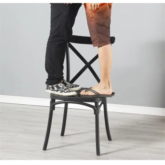 Stol ELEGANCE  črn Stol ELEGANCE črn . Stol ELEGANCE črn je sodoben in vsestranski kos pohištva, ki združuje stil, trpežnost in funkcionalnost. Izdelan je iz polipropilena,