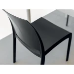 Stol OLGA grafit/črna . Stol OLGA v barvi grafit/črna je moderen stol izdelan iz polipropilena, kateremu so dodana steklena vlakna za še večjo trdnost.