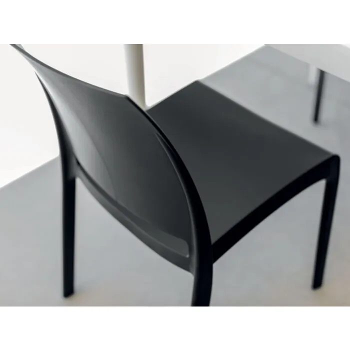 Stol OLGA  grafit/črna Stol OLGA grafit/črna . Stol OLGA v barvi grafit/črna je moderen stol izdelan iz polipropilena, kateremu so dodana steklena vlakna za še večjo trdnost.