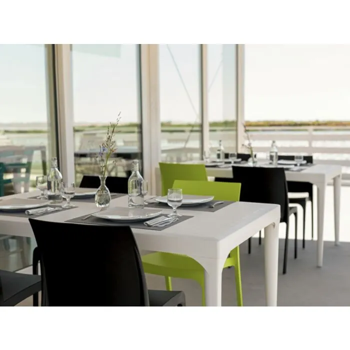 Stol OLGA  grafit/črna Stol OLGA grafit/črna . Stol OLGA v barvi grafit/črna je moderen stol izdelan iz polipropilena, kateremu so dodana steklena vlakna za še večjo trdnost.