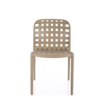 Stol SUZANA 1 je trpežen, izdelan iz plastike, zaradi česar je primeren za uporabo tako v notranjih kot tudi zunanjih prostorih, kot so terase, vrtovi ali