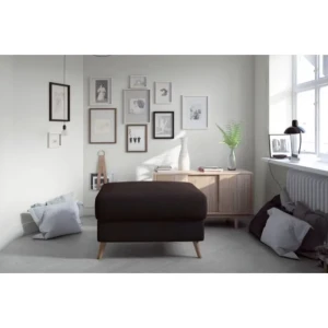 Tabure AGY 1 . Tabure AGY 1 v več barvah je izdelan iz oblazinjenja in ima poševne lesene noge. Vzmet prekrita z dodatno plastjo T30 pene. Polnilo sedeža je