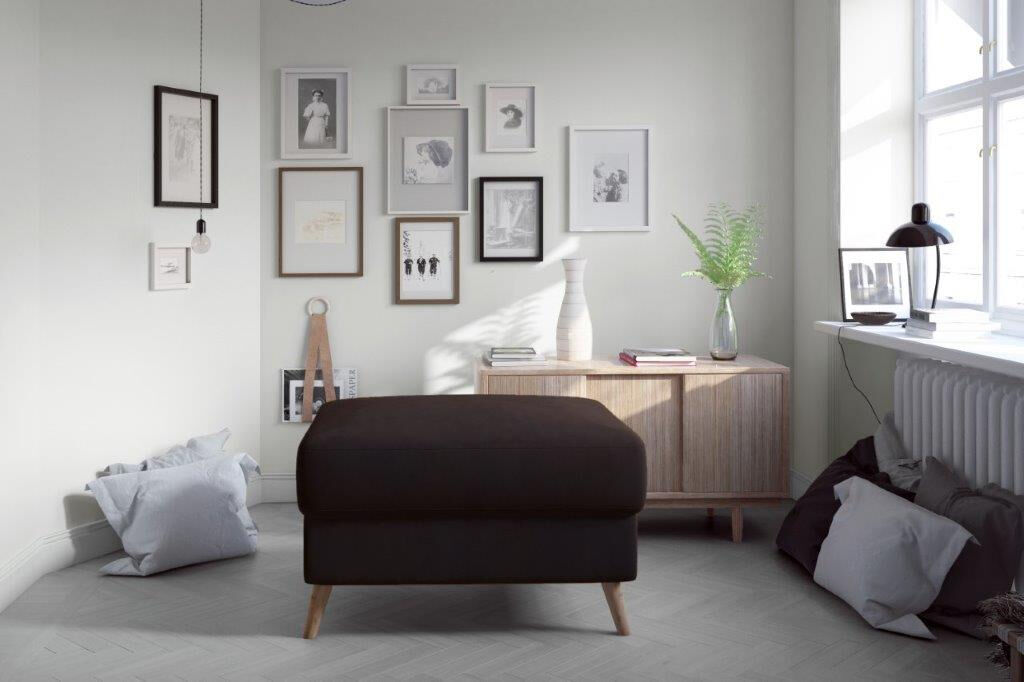 Tabure AGY 1 v več barvah je izdelan iz oblazinjenja in ima poševne lesene noge. Vzmet prekrita z dodatno plastjo T30 pene. Polnilo sedeža je izdelano iz