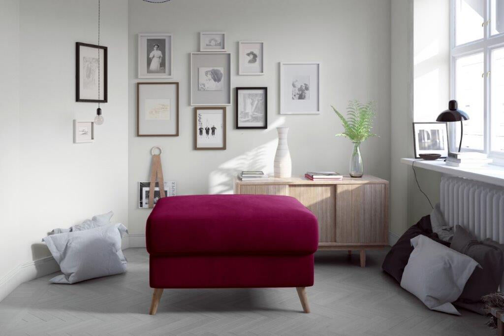 Tabure AGY v več barvah je izdelan iz oblazinjenja in ima poševne lesene noge. Vzmet prekrita z dodatno plastjo T30 pene. Polnilo sedeža je izdelano iz