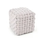 Tabure AŠA . Tabure AŠA je eleganten tabure v obliki kocke. Dobavljiv je v široki paleti različnih barv. Vaši dnevni sobi, spalnici ali otroški sobi bo