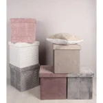 Tabure CAMDEM taupe . Tabure CAMDEM je iz žamet tkanine. Tabure je zložljiv in ima predal, zato lahko v njega spravljate stvari. Barva: - taupe Dimenzije: