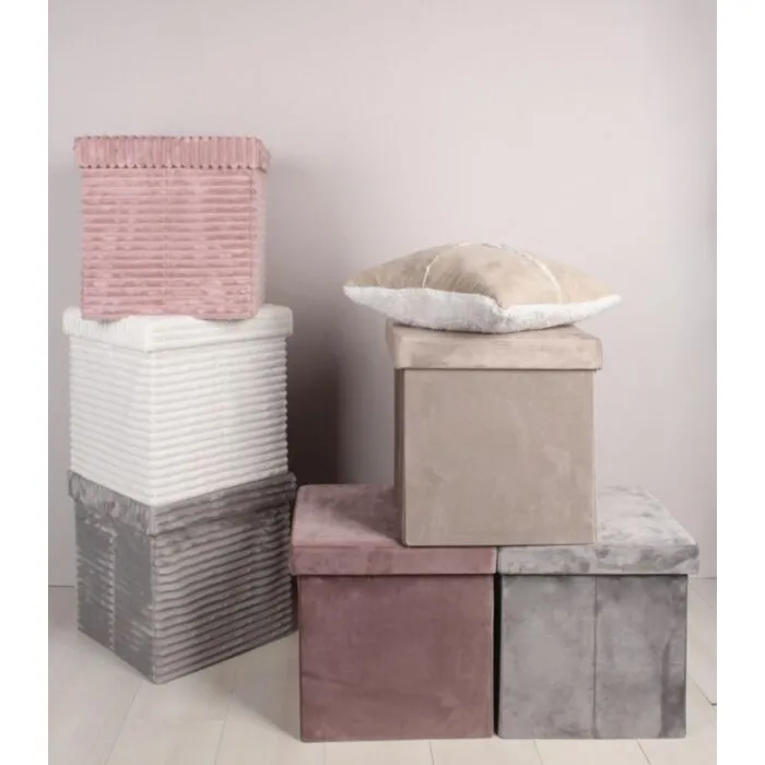 Tabure CAMDEM taupe Tabure CAMDEM taupe . Tabure CAMDEM je iz žamet tkanine. Tabure je zložljiv in ima predal, zato lahko v njega spravljate stvari. Barva: - taupe Dimenzije: