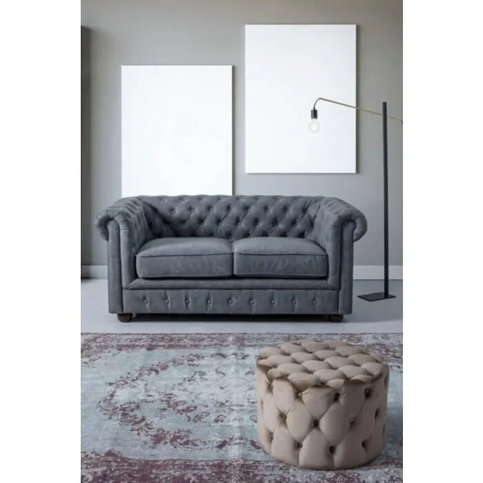 Tabure LORELLA taupe . Tabure LORELLA taupe ima okvir iz borovega lesa in MDF-ja. Prevleka je iz poliestra ki ima žametni učinek. Material: - Borov les - MDF